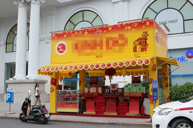 Nhiều quầy bán bánh Trung thu luôn trong tình trạng vắng khách, ế ẩm...