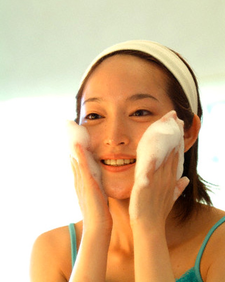 rửa mặt để da không bị nhăn - bước 2