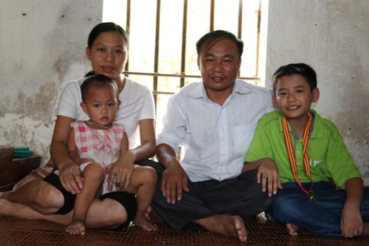 Tú tươi cười hạnh phúc bên gia đình thầy Đông