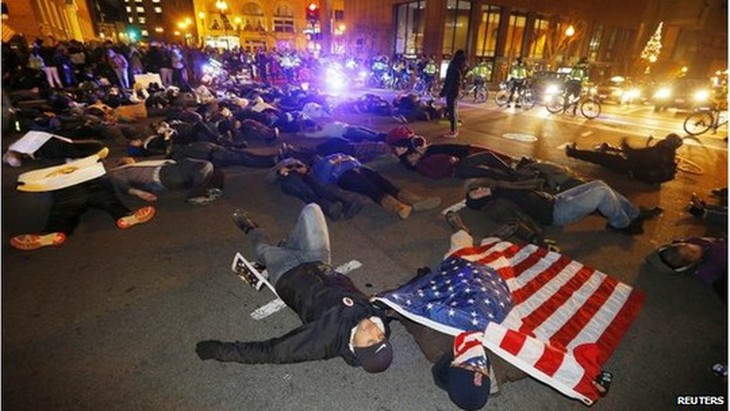 Một cuộc biểu tình ở TP Boston. Ảnh: Reuters