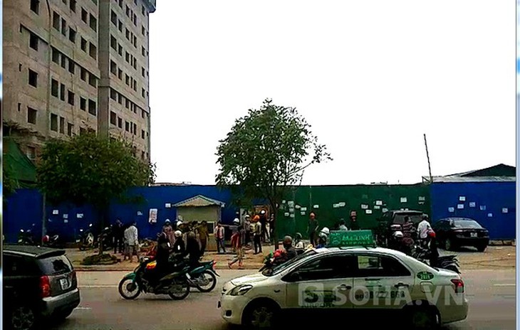 Cảnh hỗn loạn khiến nhiều người đi đường bị một phen hoảng loạn, rất nhiều người gần khu vực xảy ra vụ việc, có cả xe ôm và một số người ngồi uống nước trà đá gần công trường phải đứng lên chạy toán loạn.