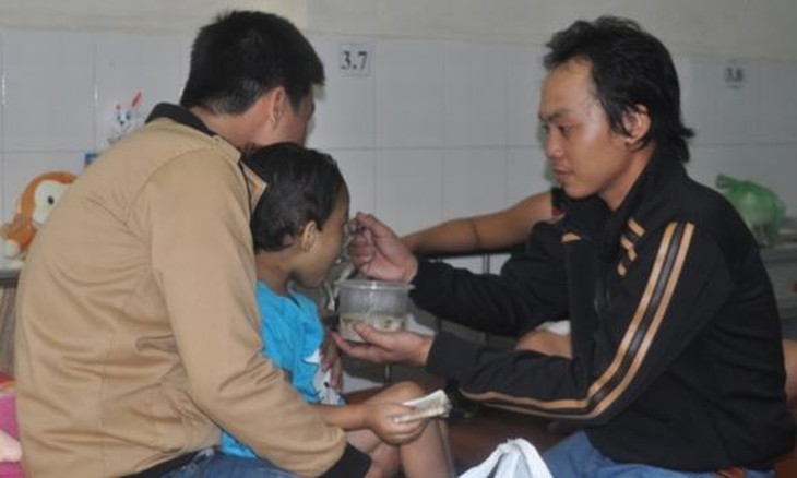 cha ruot be 4 tuoi bi bao hanh, cha ruot be ngan, me be 4 tuoi bi bao hanh, be 4 tuoi bi hanh hung, be 4 tuoi bi danh dap,