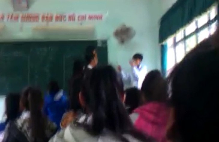 Clip thầy giáo tát học sinh bôm bốp, học sinh đánh trả ngay trên bục giảng 3