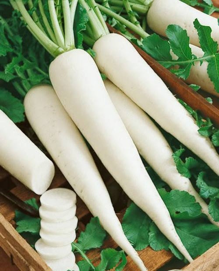 Củ cải trắng, cắt chừng 4-5 lát cho vào một nồi nhỏ