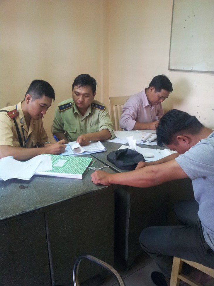CSGT đang lập biên bản vụ việc tại Công an phường 1, quận 5 – TP HCM, vào sáng 20-9.