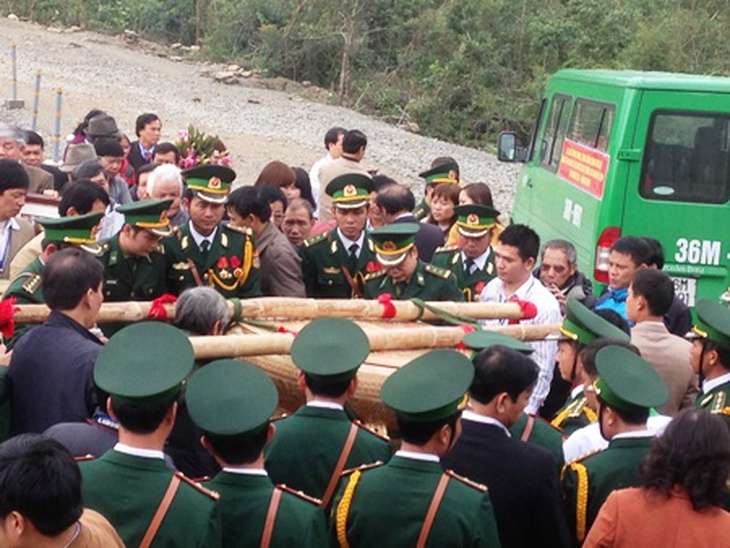 Trống đồng, súng thần công oai hùng bên mộ Đại tướng