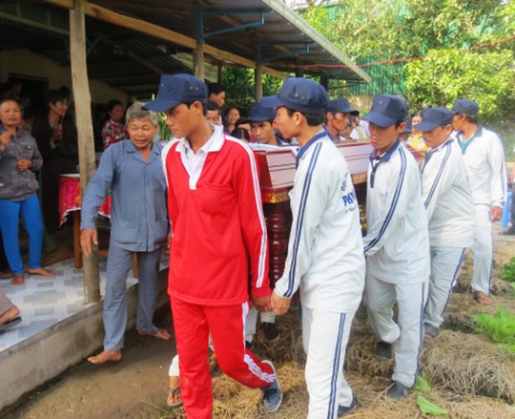 Nhà hảo tâm tiếp sức bé trai văng khỏi bụng mẹ trong tai nạn