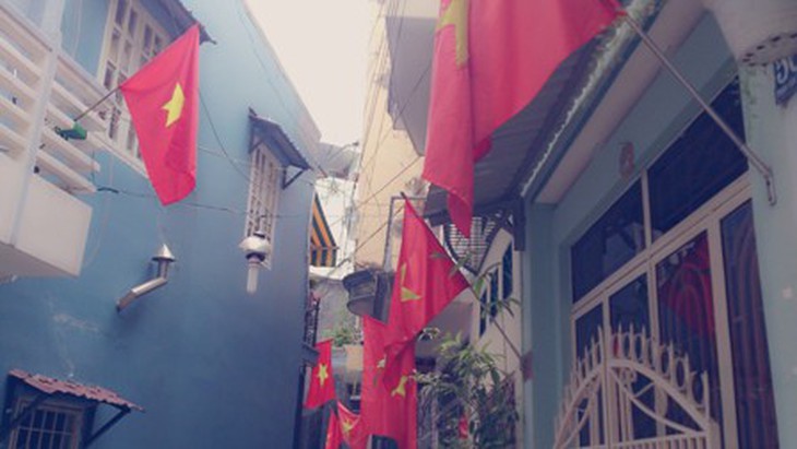 Cờ đỏ sao vàng bay phất phới trong ngày Xuân