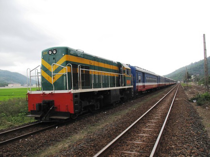 Đoàn tàu SQ1 bị kẹt tại ga Hảo Sơn (Hòa Xuân Nam, huyện Đông Hoà, Phú Yên)