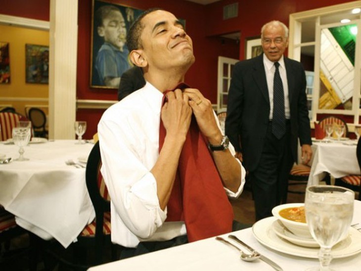 Tổng thống Barack Obama nổi tiếng là người thích ăn ngon. Việc trải qua thời niên thiếu ở Hawaii, trở thành chính trị gia và cống hiến bản thân cho Nhà Trắng giúp ông sở hữu khẩu vị đa dạng. Ông thích ăn pizza kiểu Hawaii, bánh mỳ kẹp phô mai, rau xanh, nho khô, đồ ăn Italy và hầu hết các loại bánh ngọt. Ngoài ra, ông luôn dành tình yêu đặc biệt cho loại tương ớt theo công thức riêng của gia đình Obama. Ảnh: Getty Images.