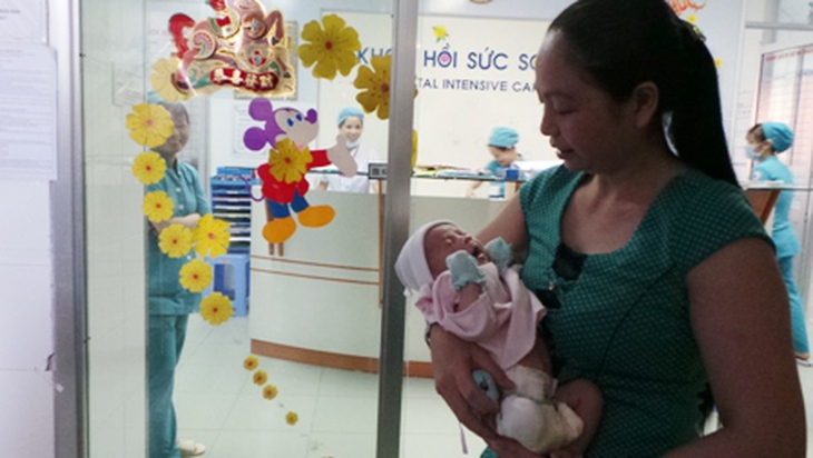 Bé trai được đặc cách rời phòng bệnh gặp mặt cha