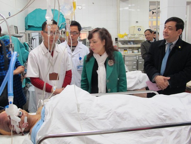 Bộ trưởng Tiến thăm bệnh nhân đang cấp cứu tại bệnh viện Việt Đức