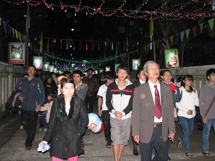 &nbsp;Dòng người đổ về nhà thờ để đón Giáng sinh