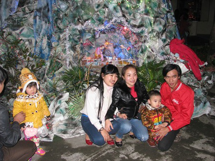 Mọi người tranh thủ ghi lại những hình ảnh đẹp của mùa Giáng sinh