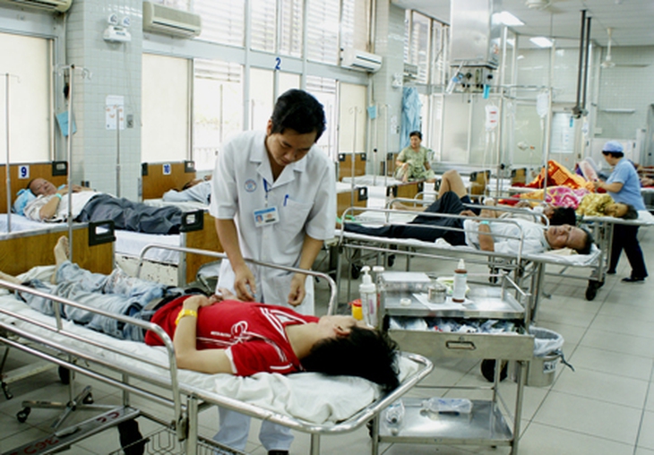 Trong không khí rộn ràng của ngày Tết, những người thầy thuốc vẫn tận tụy phục vụ người bệnh.