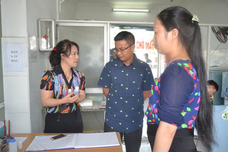 Đoàn kiểm tra phòng khám trên đường Giải Phóng.