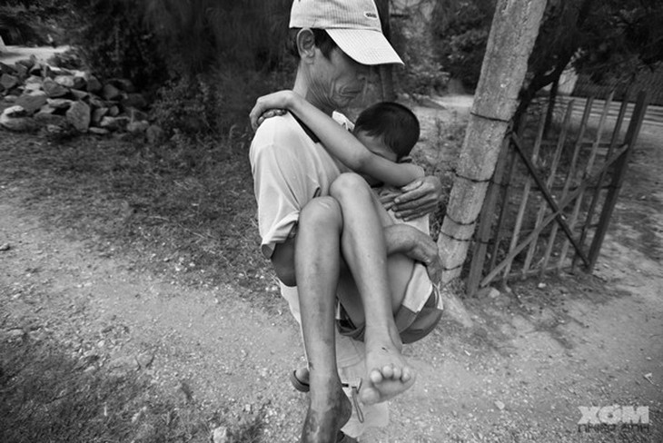 Những bộ ảnh cảm động về nghị lực của người Việt khiến hàng triệu trái tim thổn thức 33