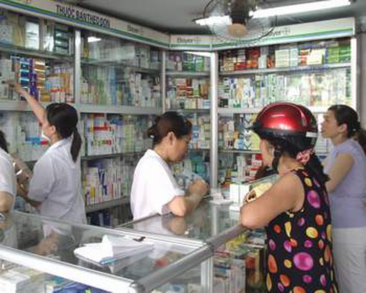 Người dân tự ý mua thuốc kháng sinh về điều trị đã diễn ra khá phổ biến. Ảnh: TM