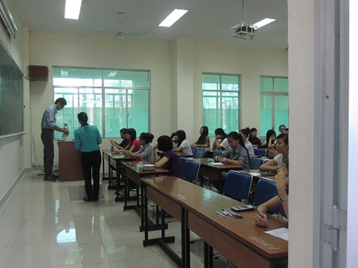 Thí sinh tại cụm thi TPHCM thi môn Toán sáng nay. (Ảnh: Lê Phương)