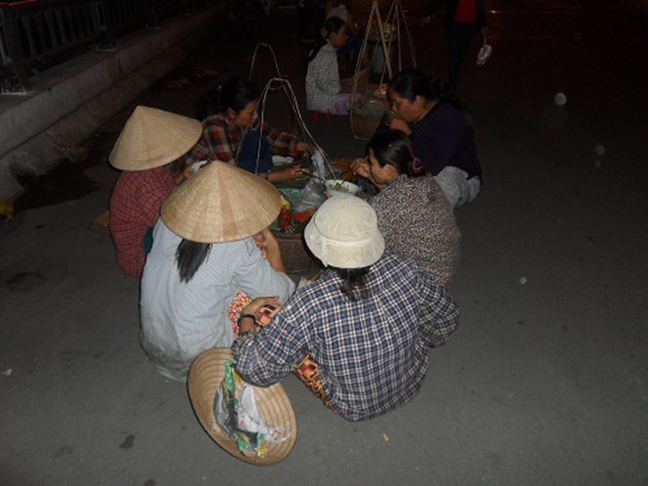 Bữa lót dạ giữa đêm để tiếp tục mưu sinh