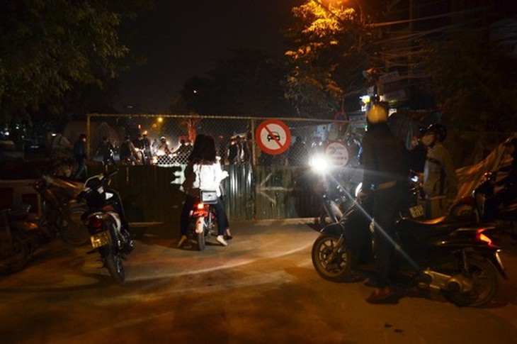 Rào chắn ngang phong tỏa đường Thanh Nhàn