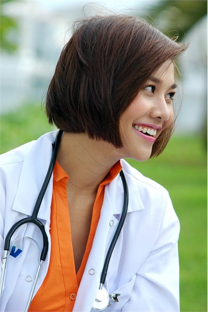 Siêu mẫu Thanh Hằng xinh đẹp trong vai nữ bác sỹ Hạnh trong phim 