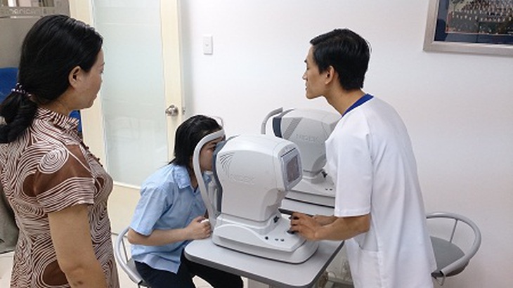 Người dân cần đến khoa mắt tại bệnh viện để đo chỉ số khúc xạ đúng. (Ảnh do BV cung cấp)