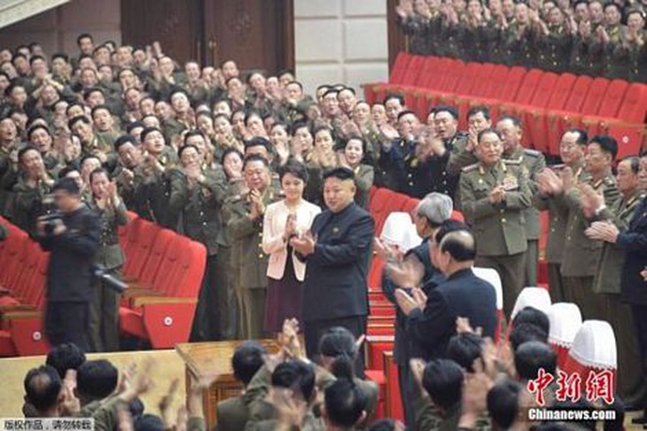 Em gái ông Kim Jong-un ngồi ở hàng ghế sau.