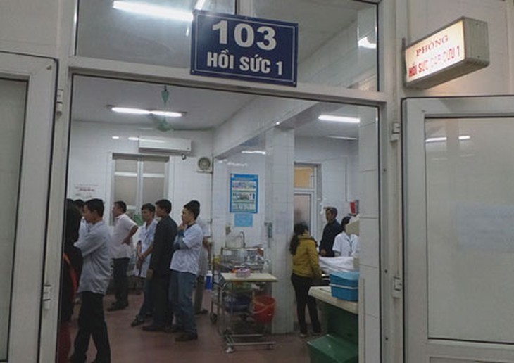 Nỗ lực bóp bóng, ép tim cứu sống người bệnh.