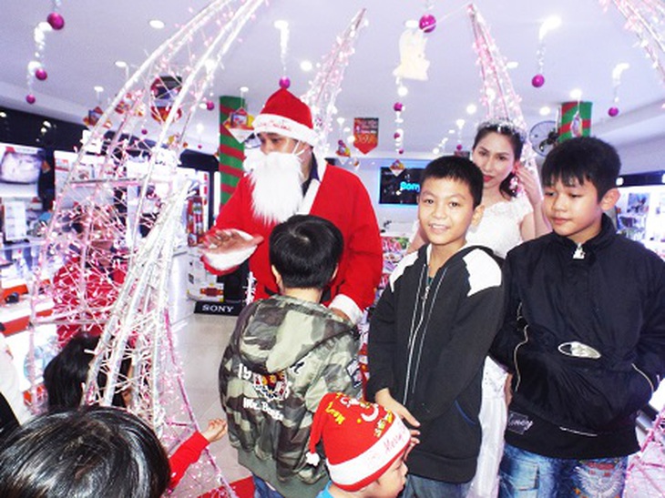 Một điểm tổ chức vui chơi Noel trên đường Lê Thánh Tôn, Nha Trang lúc 19h ngày 24/12.