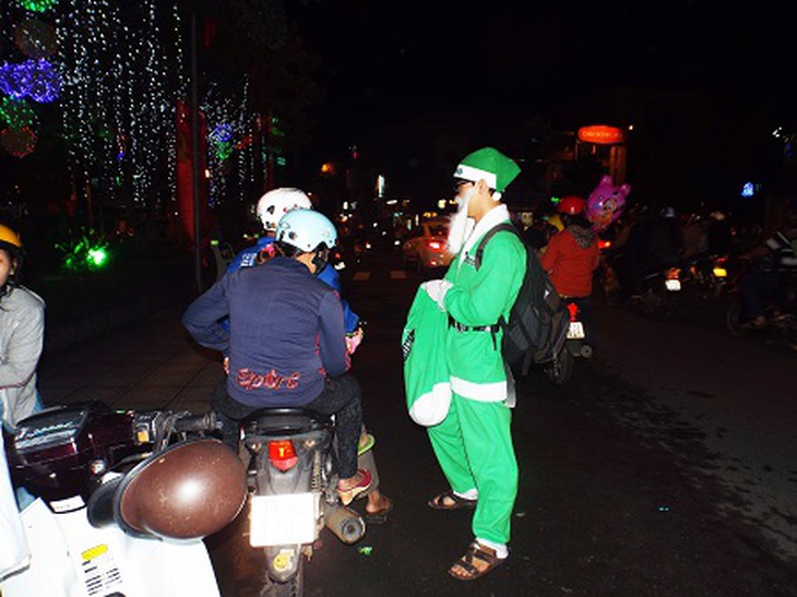 Ông già Noel xuống phố phát quà cho các em nhỏ đêm Noel (24/12) tại Nha Trang.