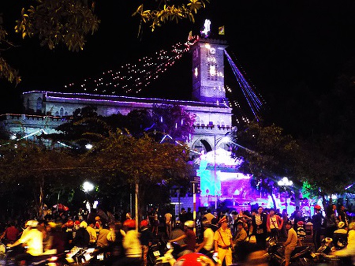 Nhà thờ Đá Nha Trang - nhà thờ lớn nhất tại Nha Trang rực rỡ đêm Noel - Ảnh: Viết Hảo