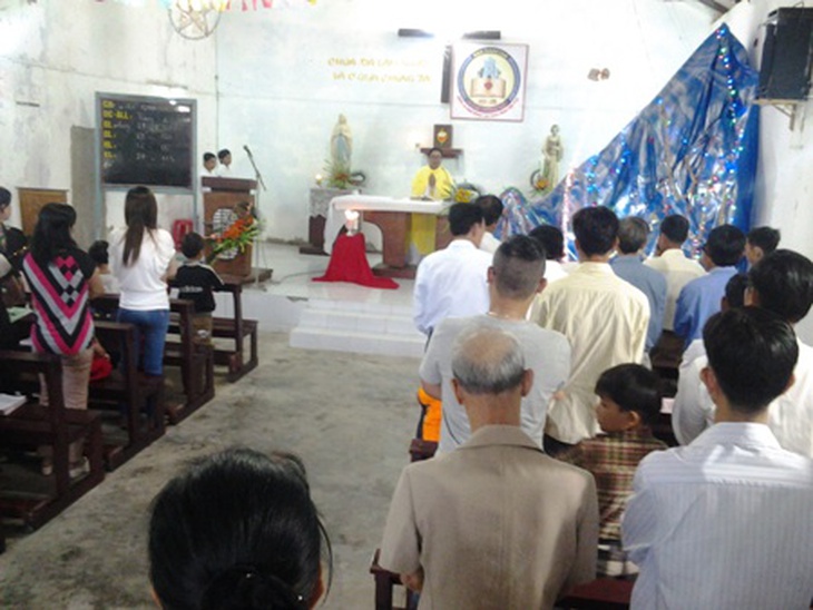 Dòng người đổ về khu trung tâm, đến Nhà thờ tận hưởng đêm Giáng sinh
