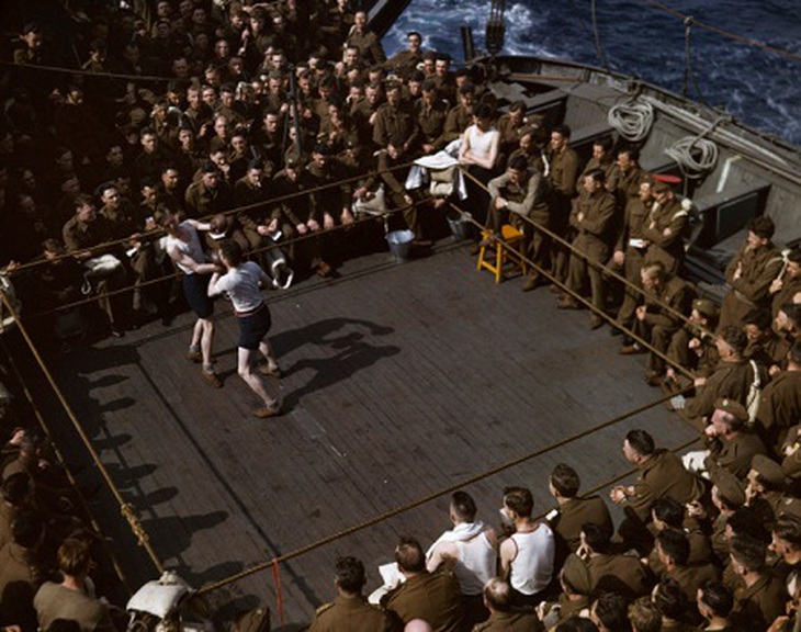 Cưỡi lạc đà trên sa mạc ở Tunisia năm 1943.