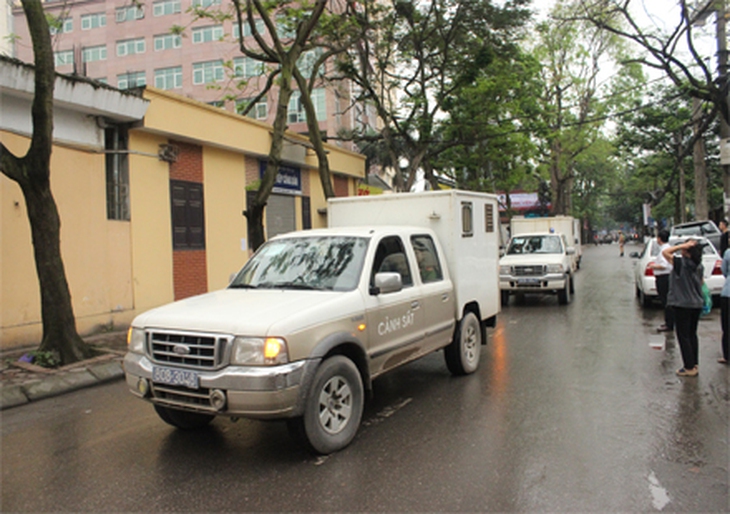 Xe dẫn giải các bị cáo đến tòa dự phiên phúc thẩm