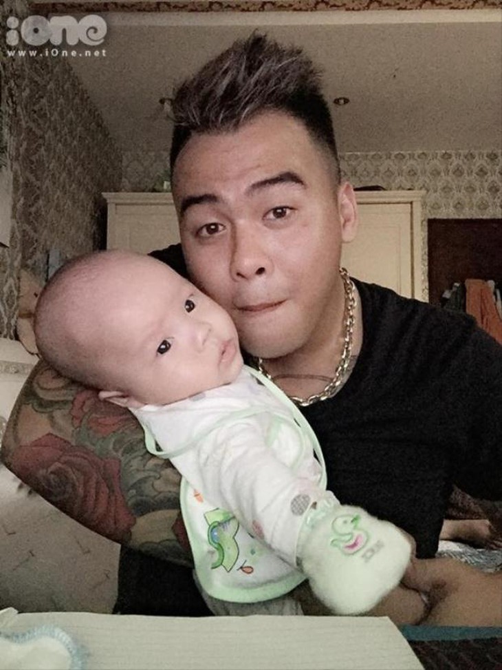 Ông bố Duy Khánh bên cậu con trai đầu lòng.