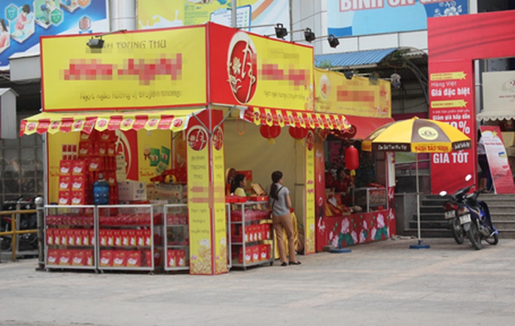 Nhiều quầy bán bánh Trung thu luôn trong tình trạng vắng khách, ế ẩm...