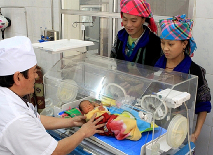 BS. Cứ A Hồng theo dõi trẻ sơ sinh