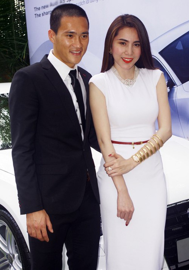 Giữa tháng 4/2012, cặp đôi đình đám này tham gia một sự kiện. Thủy Tiên gây chú ý với báo giới qua chiếc đồng hồ bằng chất liệu vàng khối. Kiểu dáng uốn lượn như con rắn cùng hoạ tiết cầu kỳ của chiếc đồng hồ khiến nhiều khán giả phải trầm trồ. Theo tiết lộ của Thủy Tiên, món quà độc đáo này do chính Công Vinh tặng chị và có giá lên đến 4 tỷ đồng.