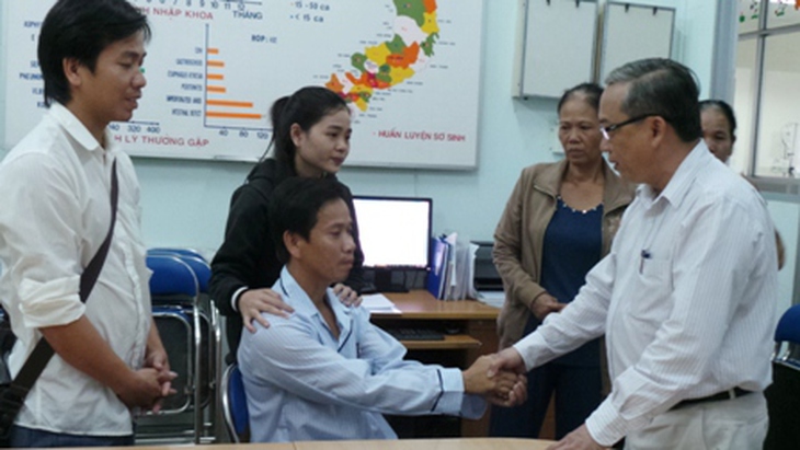 Giám đốc bệnh viện Nhi Đồng 1, động viên chia sẻ nỗi đau cùng anh Nam