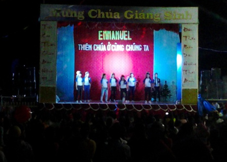 Một nhà thờ khác ở Bạc Liêu tổ chức biểu diễn văn nghệ chờ đến buổi lễ giáng sinh. (Ảnh: Huỳnh Hải)