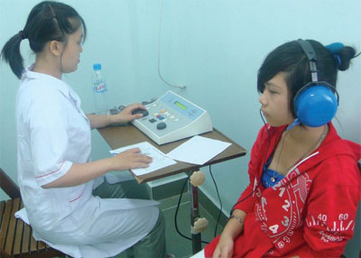 Đo thính lực cho bệnh nhân.