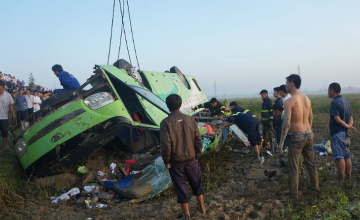 xe khách, đám cưới, lật ngửa, dưới ruộng