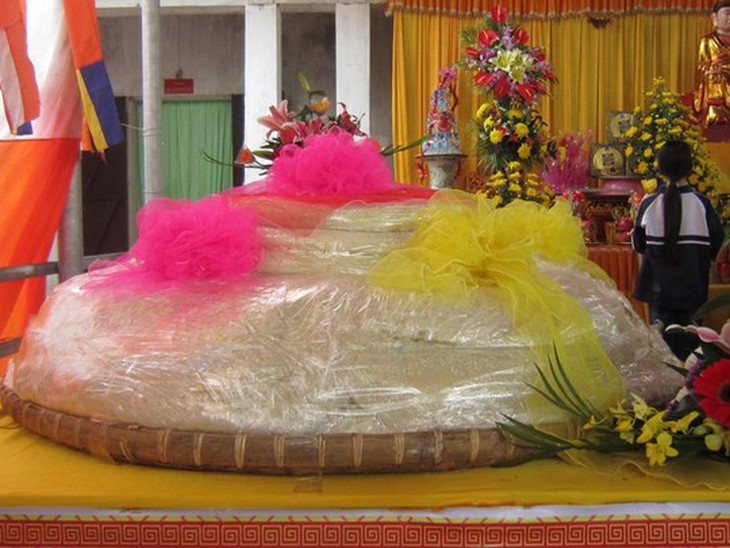 Cùng với chiếc bánh chưng, bánh dày làm nên một cặp bánh lớn nhất dâng lên tổ tiên, vua Hùng, phục vụ nhân dân trong và ngoài tỉnh đến chiêm ngưỡng và thưởng thức