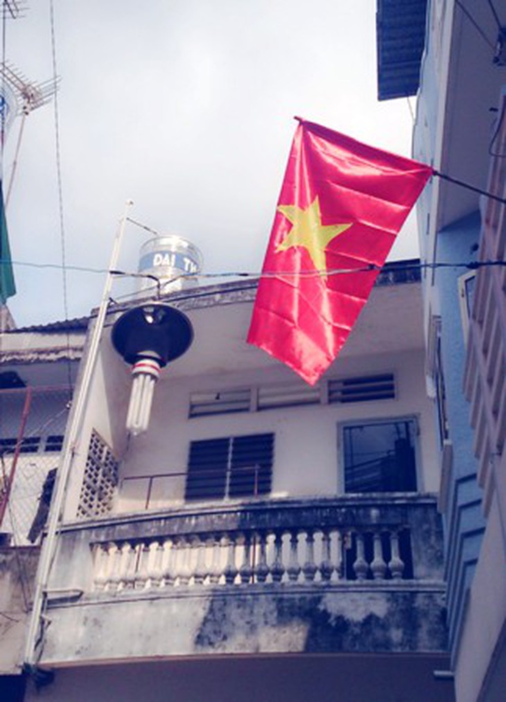 Cờ treo ở vị trí trang trọng trước nhà