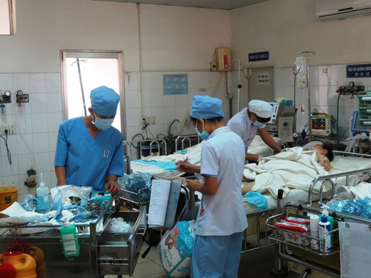 Các bệnh nhân tại đây buộc phải được chăm sóc toàn diện. Các điều dưỡng của khoa đang hối hả kiểm tra sức khỏe cho một phụ nữ