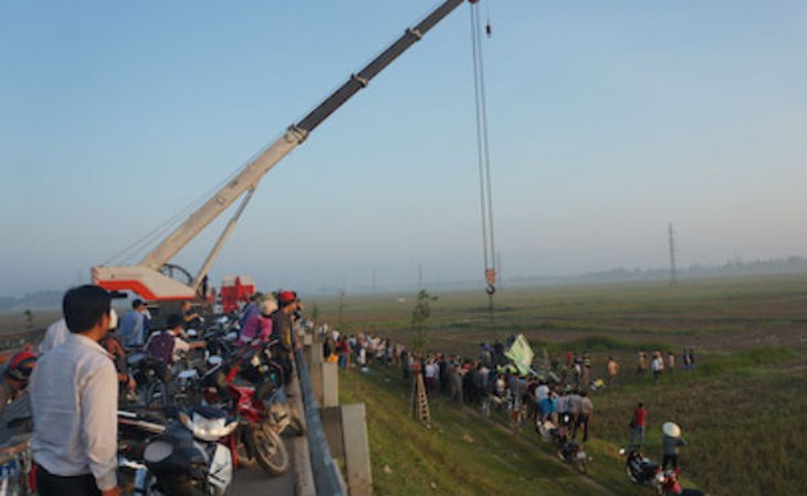 xe khách, đám cưới, lật ngửa, dưới ruộng