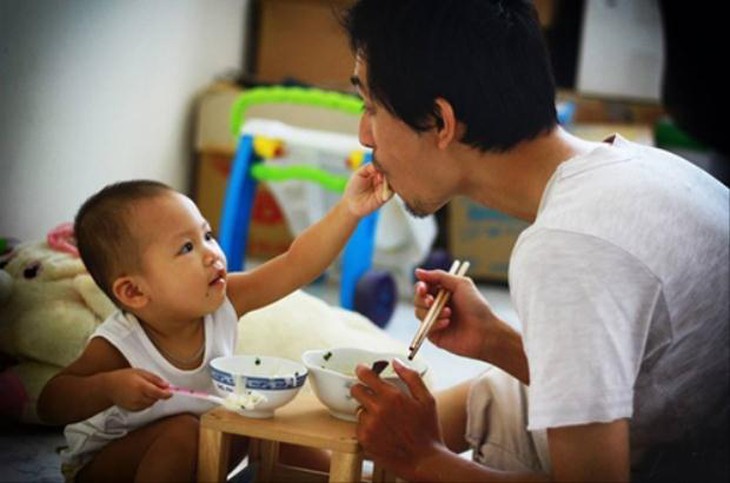 Anh Tuấn hết lòng chăm sóc con như một người mẹ.
