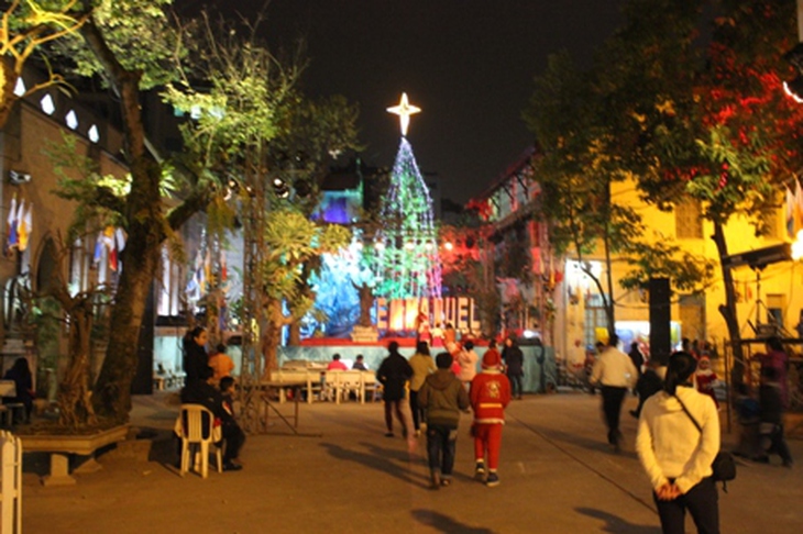 Nhà thờ trên phố Hàm Long
