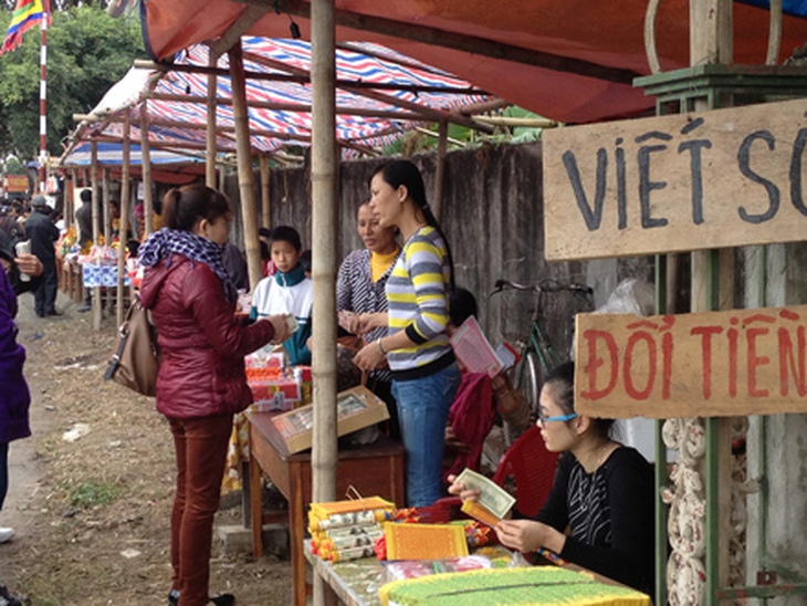 Dịch vụ viết sớ trước cổng Đền Trình cũng đã hoạt động rầm rộ.